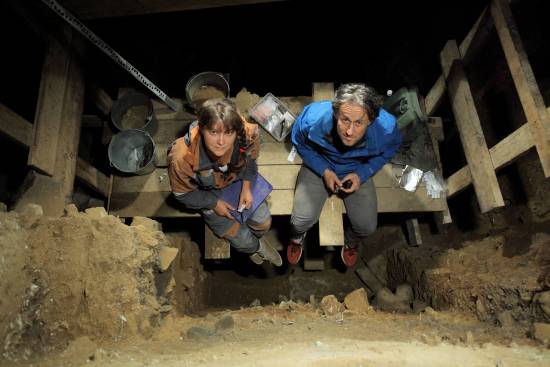 Natalia Belousova (Academia de Ciencias de Rusia) y Tom Higham tomando muestras de la Cámara Principal en la Cueva Denisova / Sergey Zelinski, Academia de Ciencias de Rusia