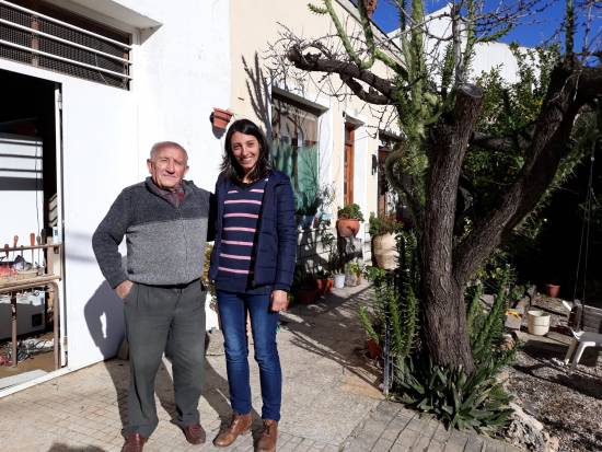 El descubridor del fósil, Juan Cano Forner, junto a la primera firmante del artículo, Elisabete Malafaia
