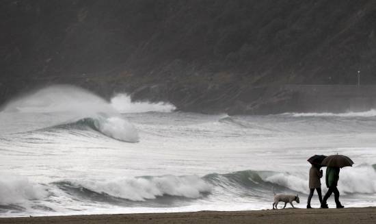 En Semana Santa un pequeño chubasco puede impedir la salida de una procesión o arruinar un día de playa. / EFE
