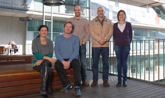 Raquel García Olivas (primera por la izquierda) junto a su grupo de investigación / CRG