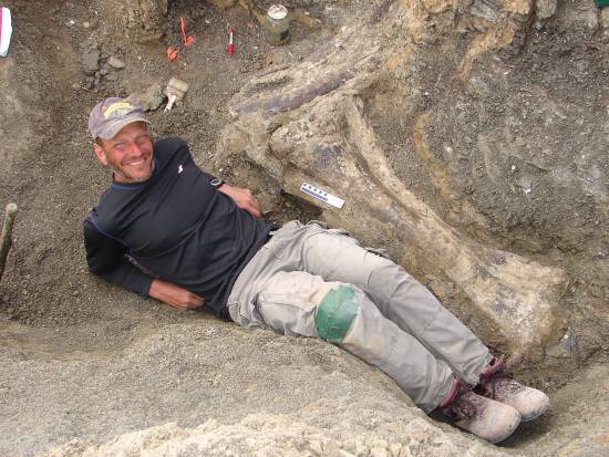 Kenneth Lacovara con la tibia derecha de Dreadnoughtus. / Kenneth Lacovara.