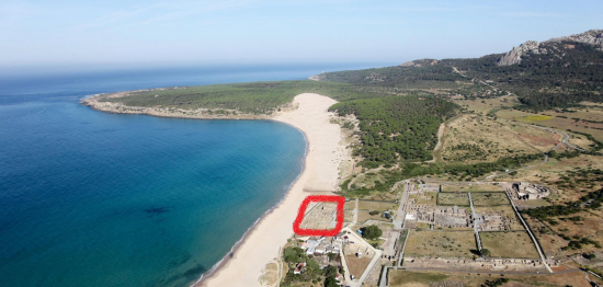 Vista aérea de la antigua ciudad romana de Baelo Claudia (cerca de Tarifa, Andalucía). Las instalaciones de tratamiento de pescado [en el cuadrado rojo] están situadas justo al lado de la playa / UCA
