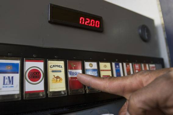 Científicos de una compañía tabaquera accedieron a un centro colaborador de la OMS