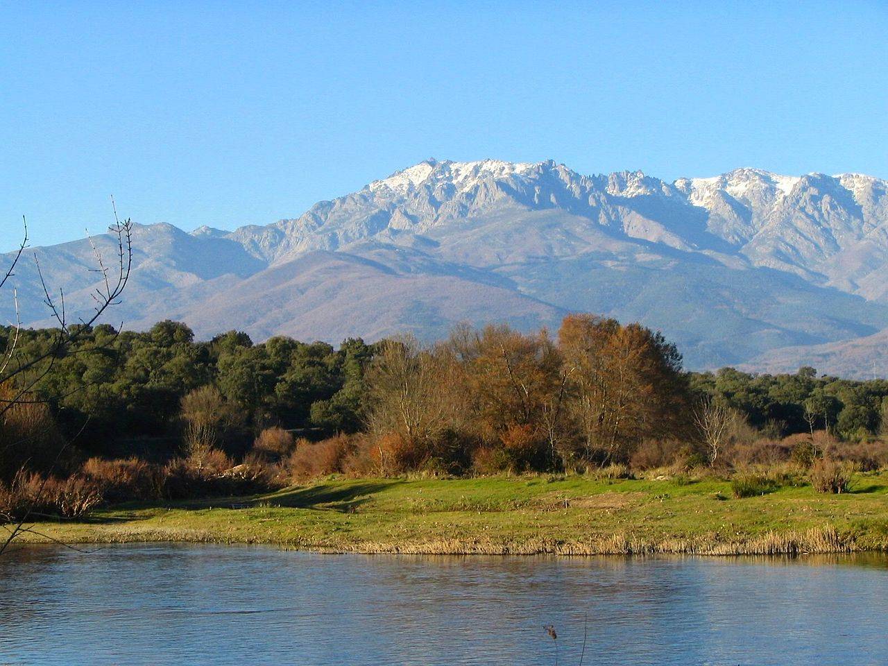 Conoce el Sistema Central a través de una nueva guía de campo