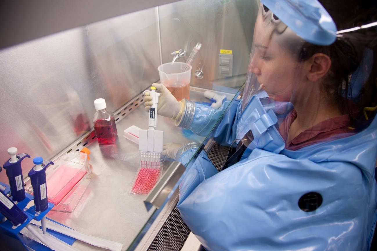  Empleados del la Agencia Pública de Salud de Canadá trabajando dentro del Laboratorio Nacional de Microbiología. /  Public Health Agency of Canada