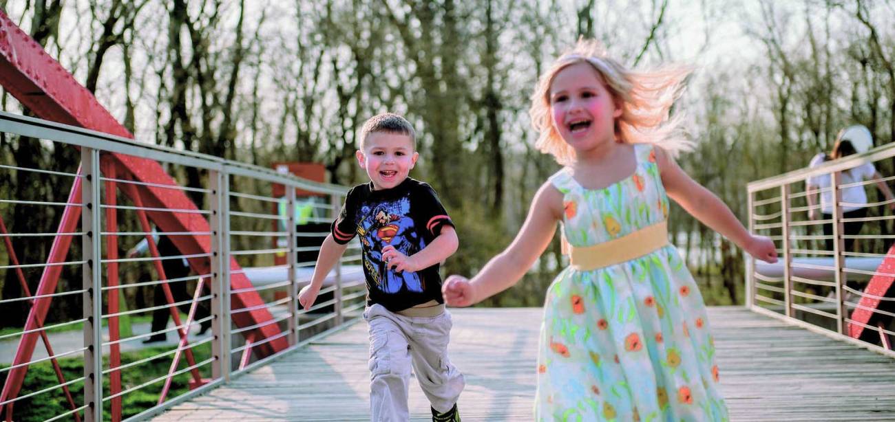 niños corriendo por un parque