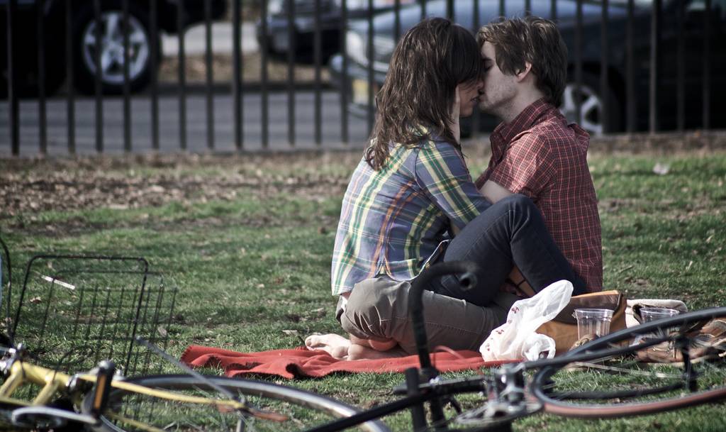 Los hombres se sienten más atraídos por sus parejas después de inhalar oxitocina 