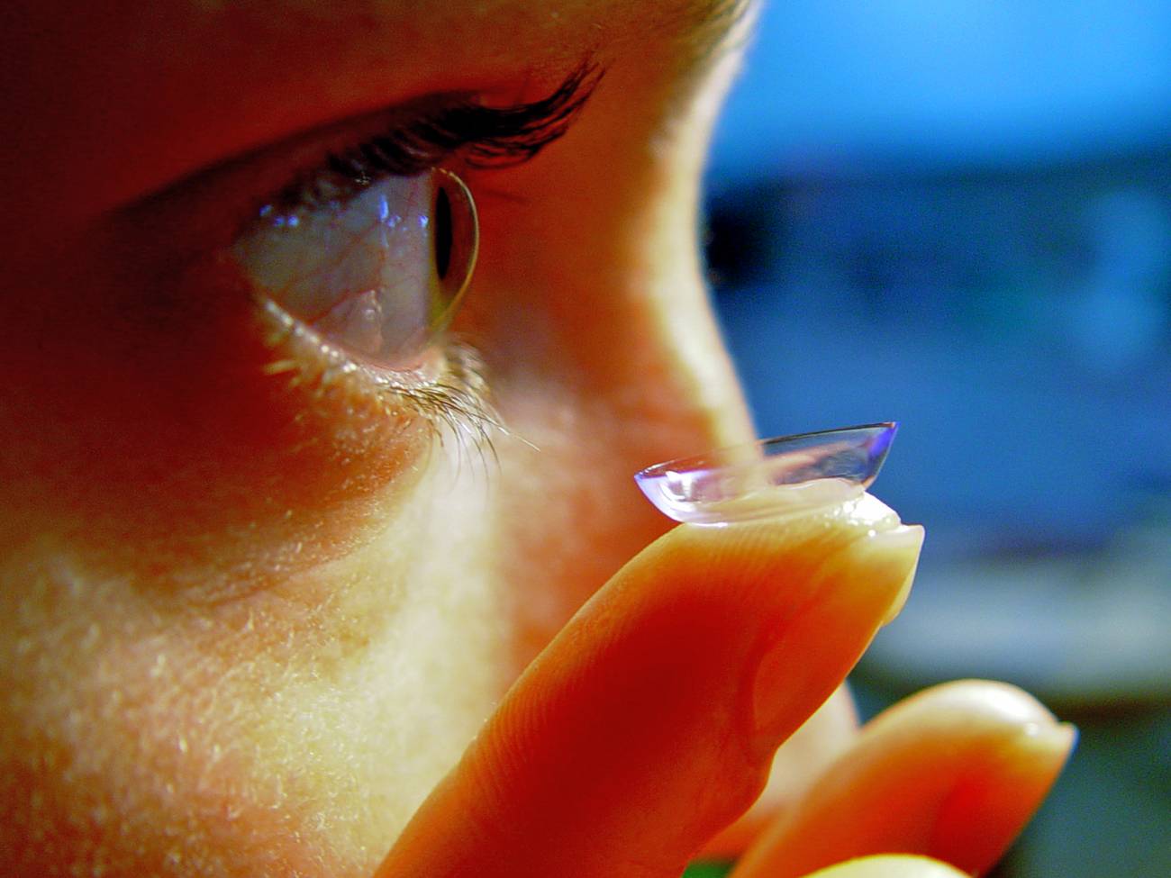 Qué provoca la incomodidad en los usuarios de lentes de contacto