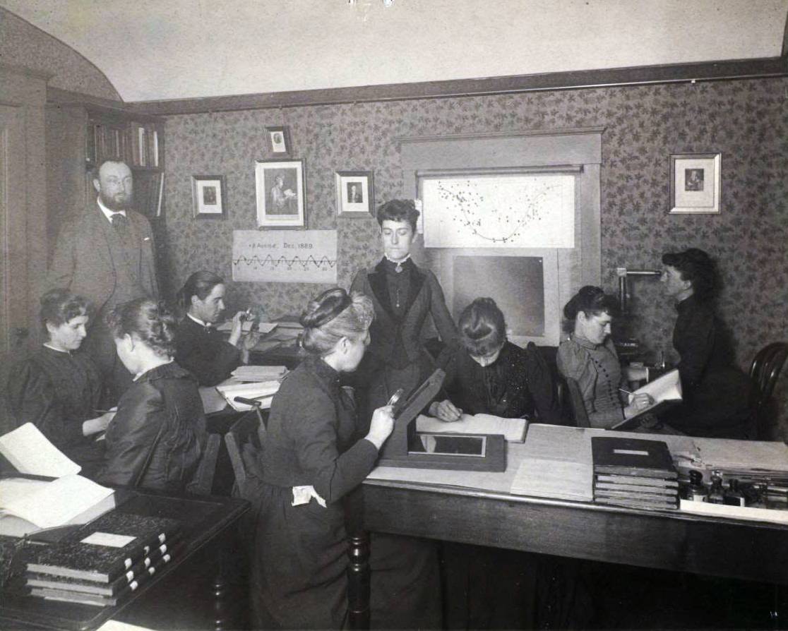En la imagen, tomada en el Observatorio Harvard en Cambridge, Massachusetts, Fleming (de  pie, en el centro de la fotografía)  cerca del año 1890 junto a las calculadoras humanas –que fueron conocidas coloquialmente como el Harem de Pickering– catalogan estrellas del firmamento. / Universidad de Harvard
