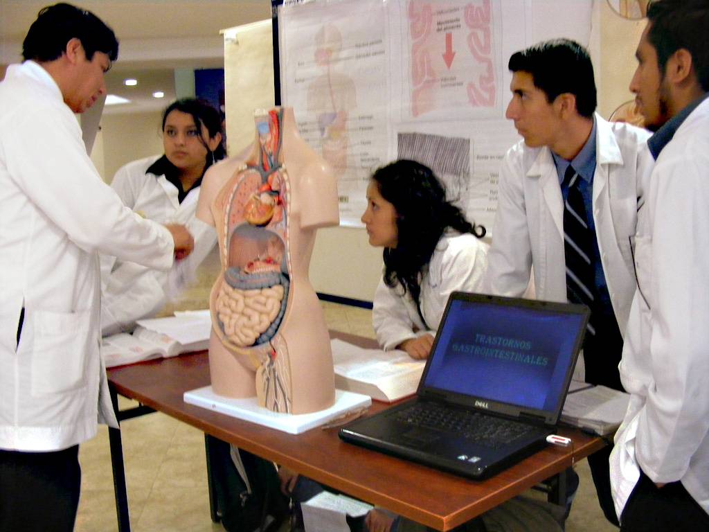 Analizan el agotamiento y la depresión en estudiantes de medicina