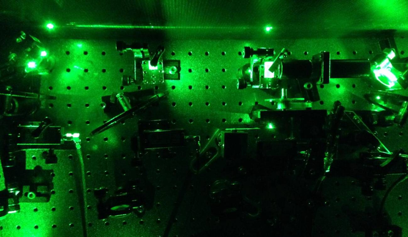 Científicos británicos miden la compresión de la luz en una partícula
