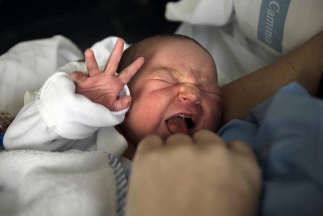 ¿Cómo responden las madres al llanto de los bebés?