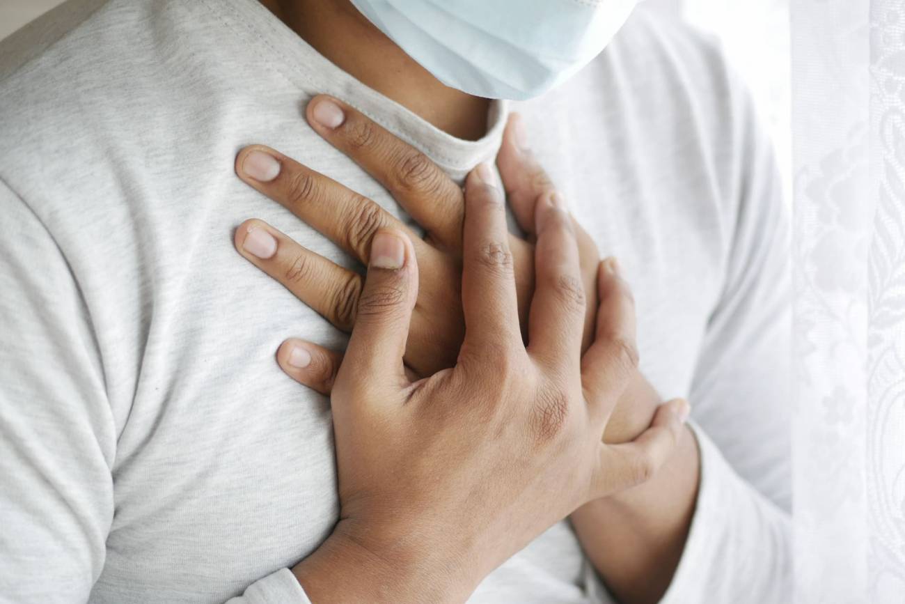 Hombre llevándose las manos al pecho por fuerte dolor. / Pexels