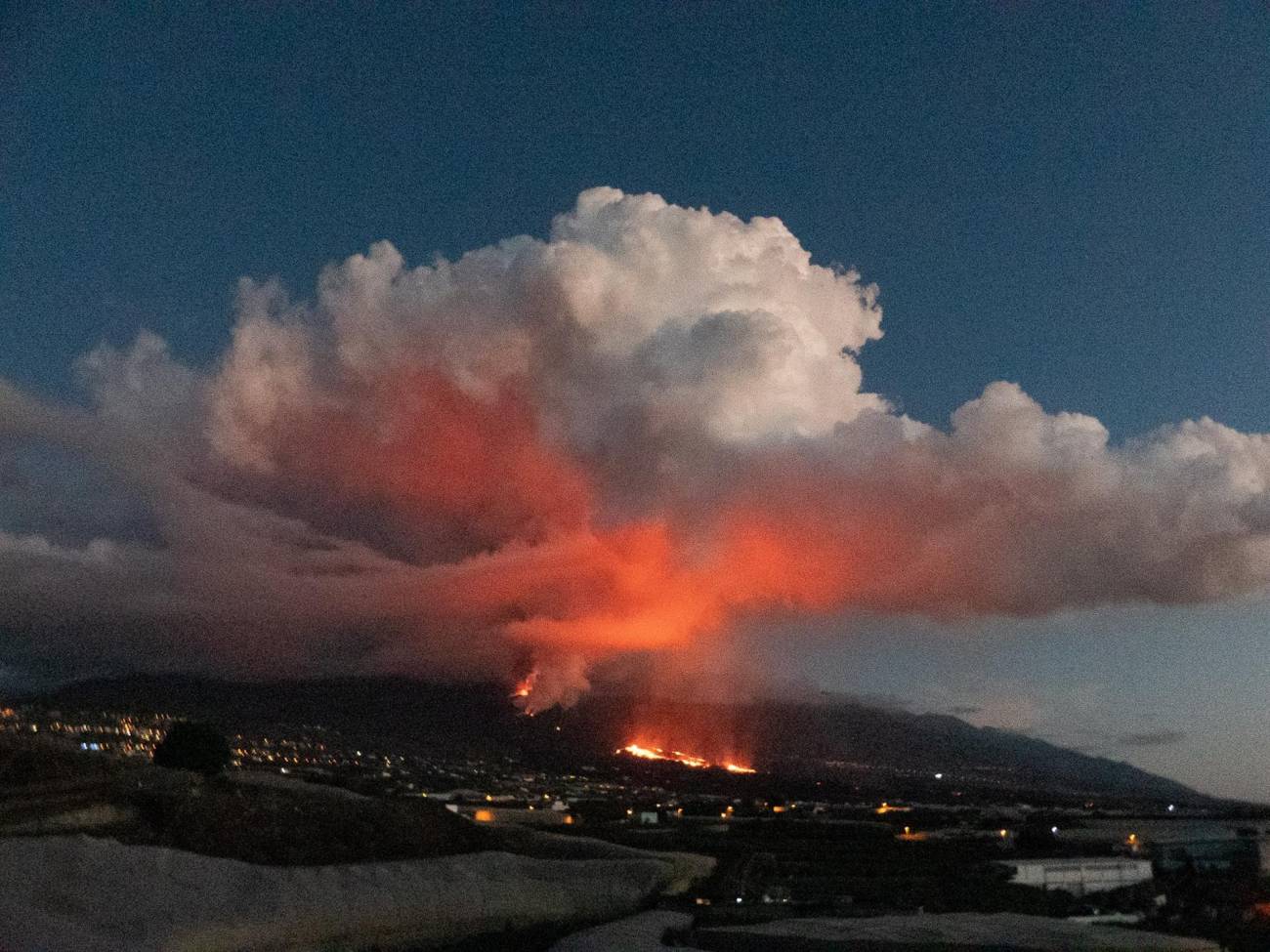 La lava que ha llegado al mar ha hecho crecer la isla de La Palma en 43 hectáreas