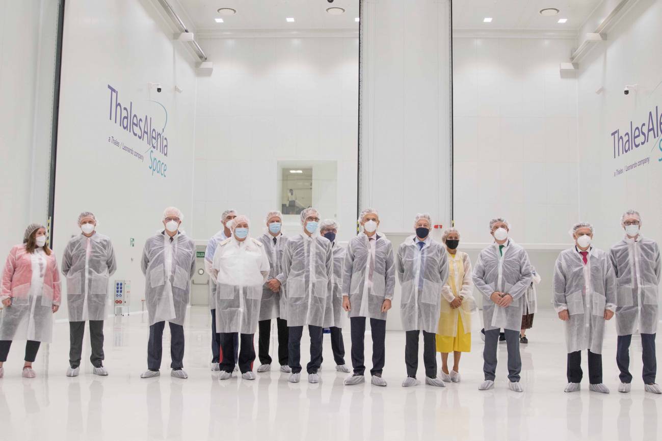 Nueva sala blanca para integrar satélites en España