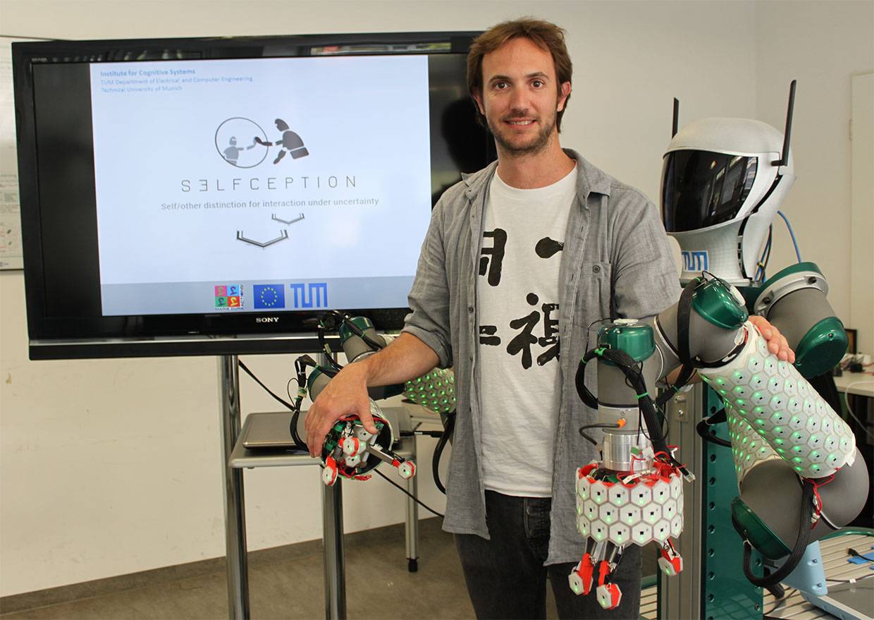 “Hemos logrado que un robot replique la ilusión de la mano de goma por primera vez”