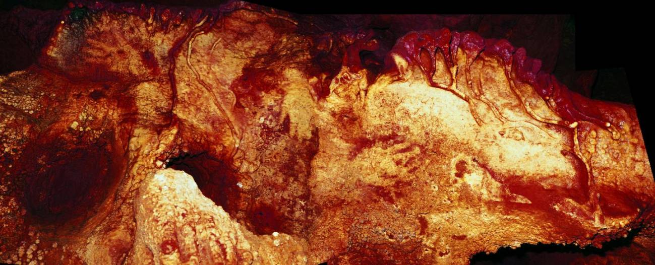 Cueva de Maltravieso con tres pinturas de manos (centro derecha, centro arriba y arriba a la izquierda). Una de ellas datada en hace al menos 66.000 años / H. Collado