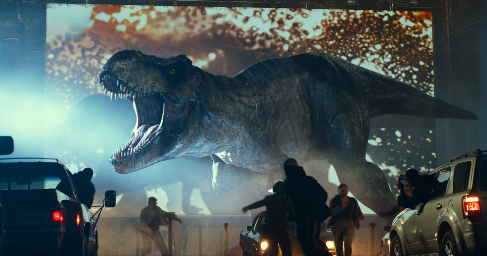 dinosaurio persiguiendo a personas