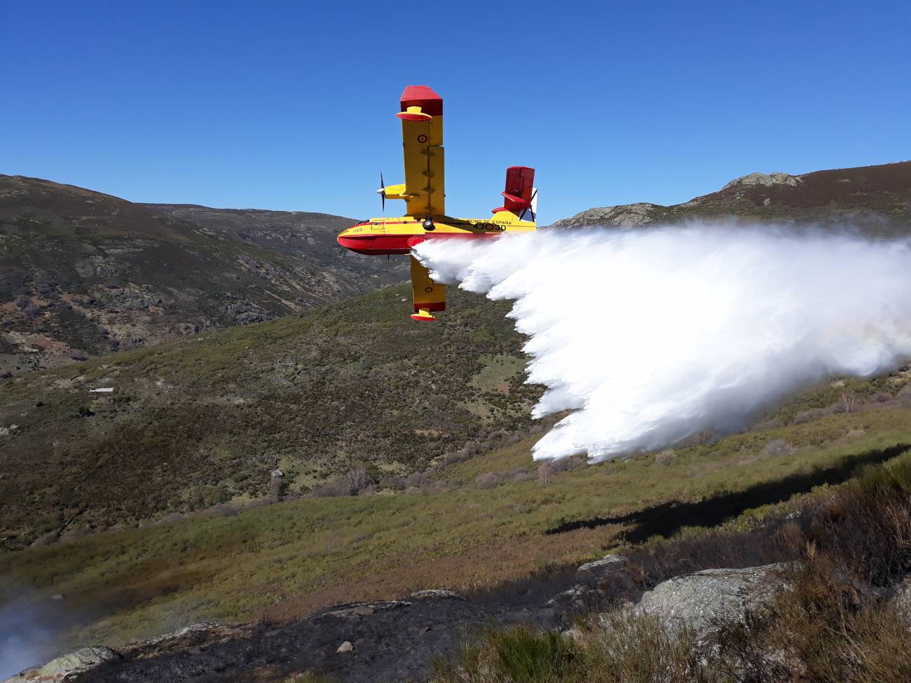 Avioneta de descarga de agua tras un incendio. / MITECO