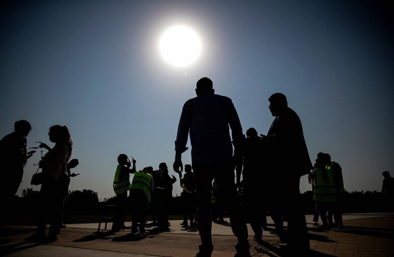 Un grupo de personas con gafas especiales observan el eclipse solar parcial en el Centro de Astronomía Al Thuraya de Dubái (Emiratos Árabes Unidos). / © Ali Haider (EFE)