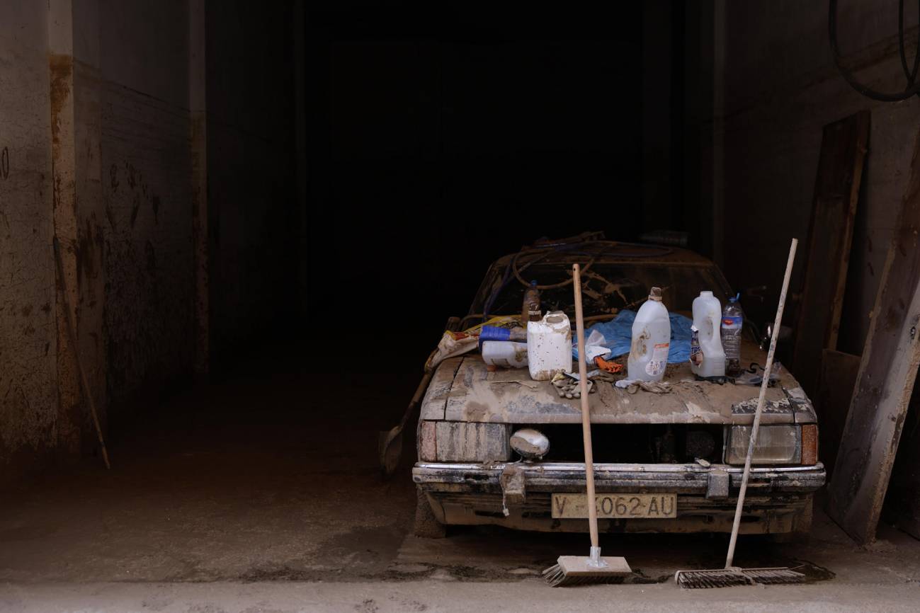 Imagen de archivo de productos de limpieza sobre un coche cubierto de lodo en la entrada de un garaje de Catarroja, días después de la DANA del 29 de octubre de 2024. / EFE/Kai Försterling