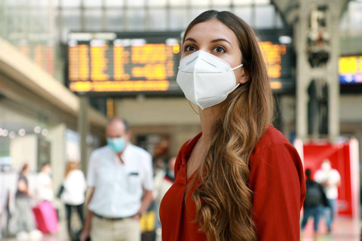 mujer estación mascarilla