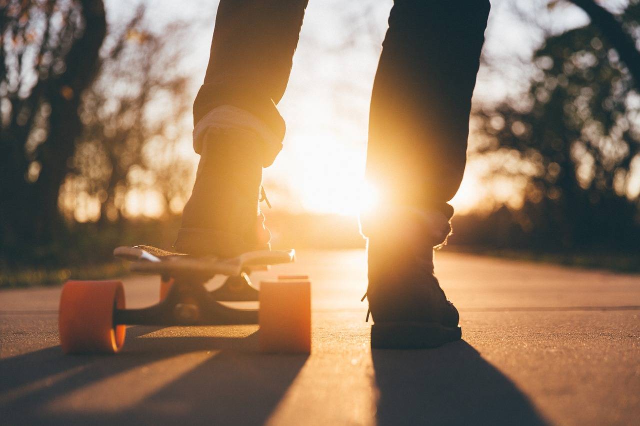 adolescente con patinete