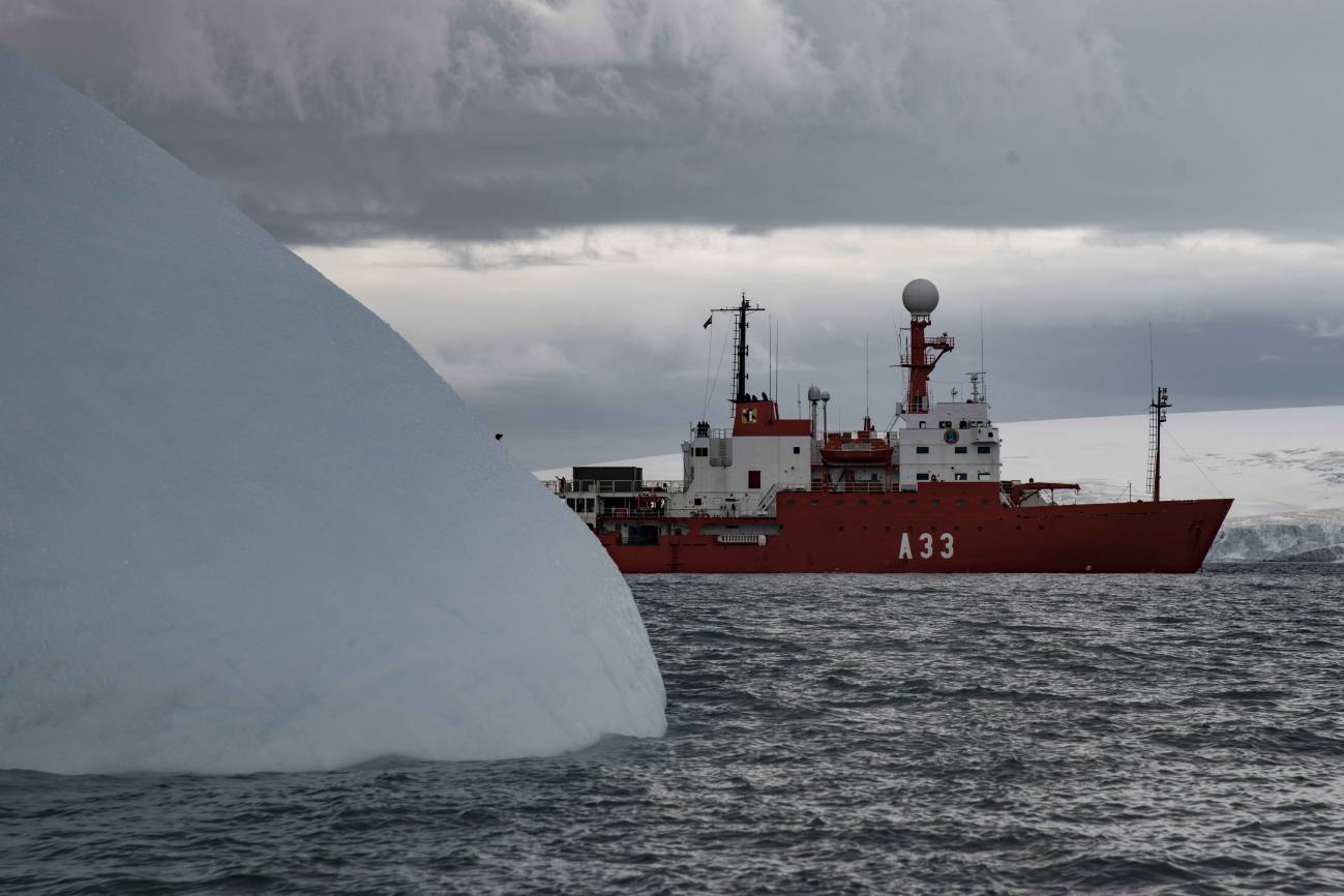 El Buque de Investigación Oceanográfica Hespérides junto a un iceberg (Enero 2020). / José Abel Flores