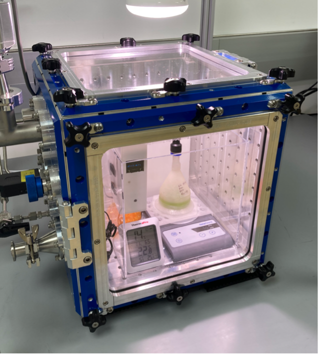 Hábitat de bioplástico dentro de la cámara que simula las condiciones de Marte.
