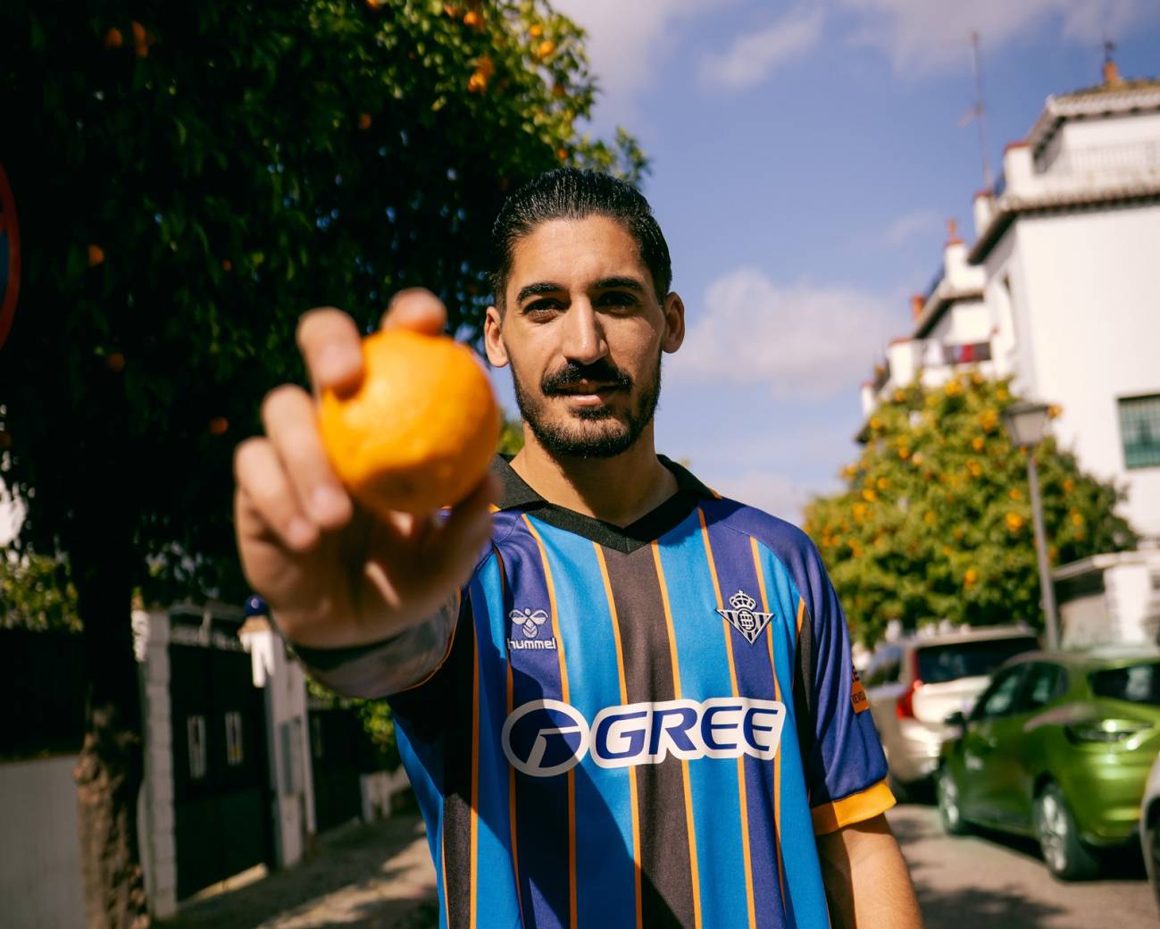 Álvaro Valles con la nueva camiseta elaborada con naranjas. / Fundación Real Betis Balompié
