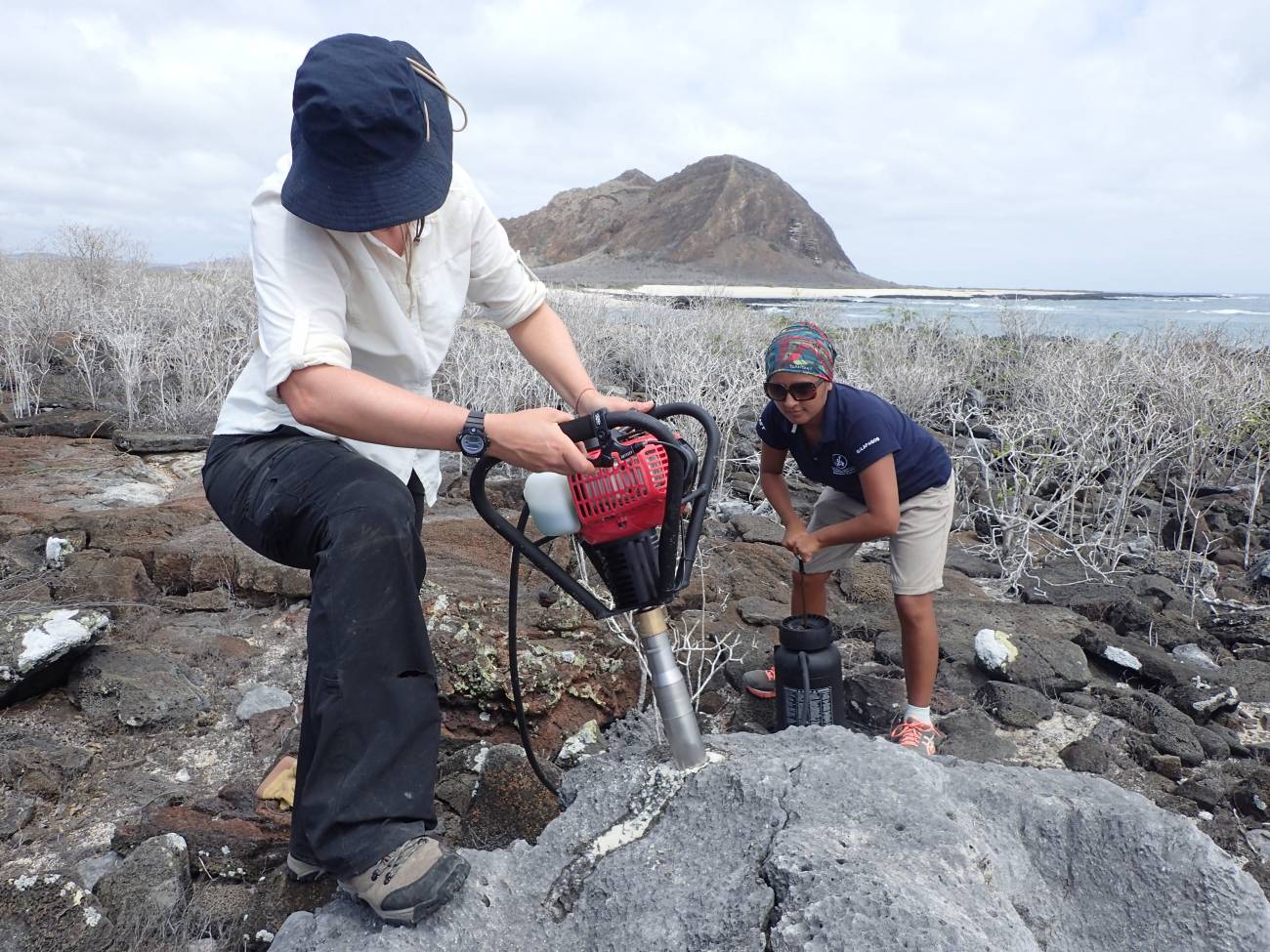 La investigadora de la Universidad de Arizona Diane Thompson toma una muestra de un coral antiguo, junto con Andrea Lema, antigua miembro de la Estación Científica Charles Darwin. / Julia Cole, Universidad de Míchigan