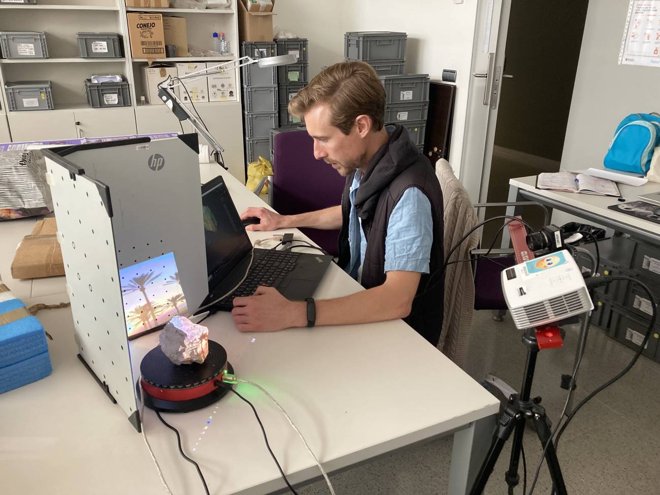Antoine Muller (HUJI) escaneando en 3D un esferoide de piedra caliza tallada experimentalmente por Josep María Vergès (IPHES) con caliza de la zona cerca del yacimiento de Ubeidiya (Israel). / D. Barsky.