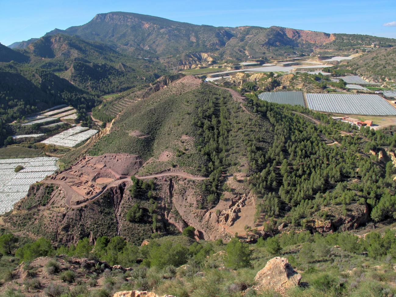 Enterramiento colectivo de la Edad del Cobre de Camino del Molino (Caravaca de la Cruz, Murcia), donde se enterraron unos 1.300 individuos entre los años 2900-2300 ANE. La imagen muestra la última capa de enterramiento, datada entre 2500-2300 ANE, de la que se han analizado seis individuos./ © Universidad de Murcia. Fotografía de Francisco Ramos