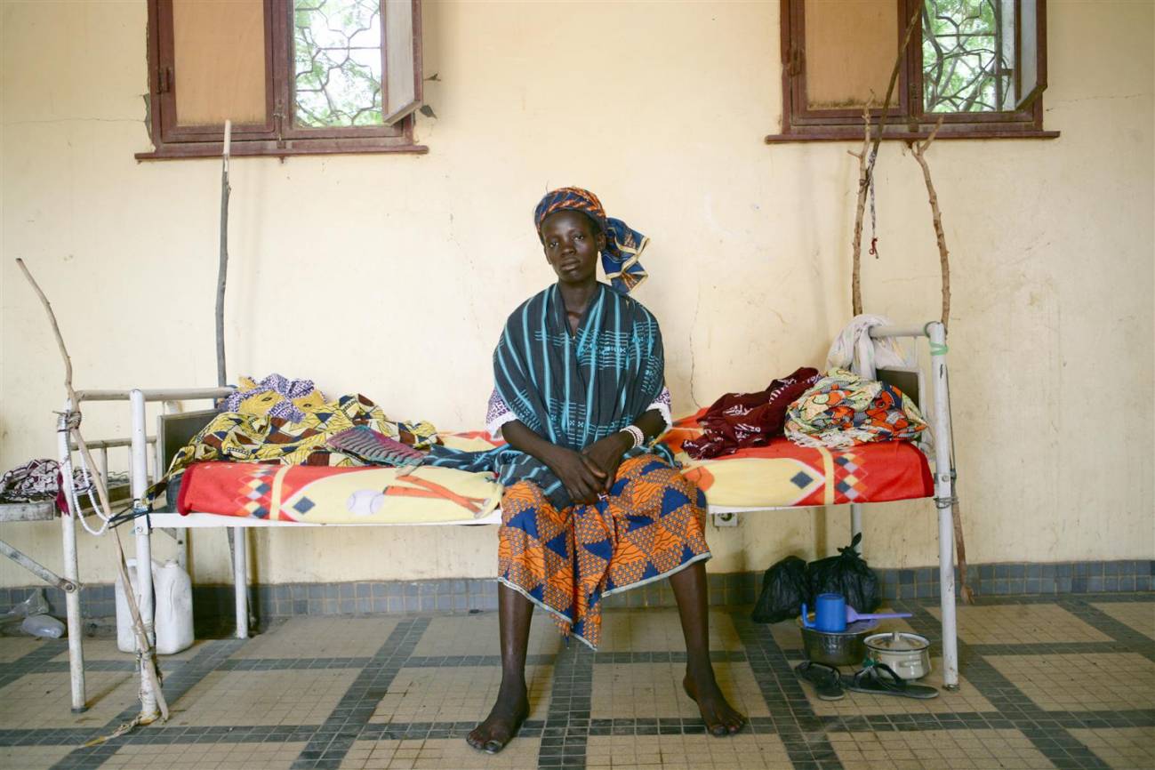 Awa Sonta, sentada en una cama de un hospital en Djenne