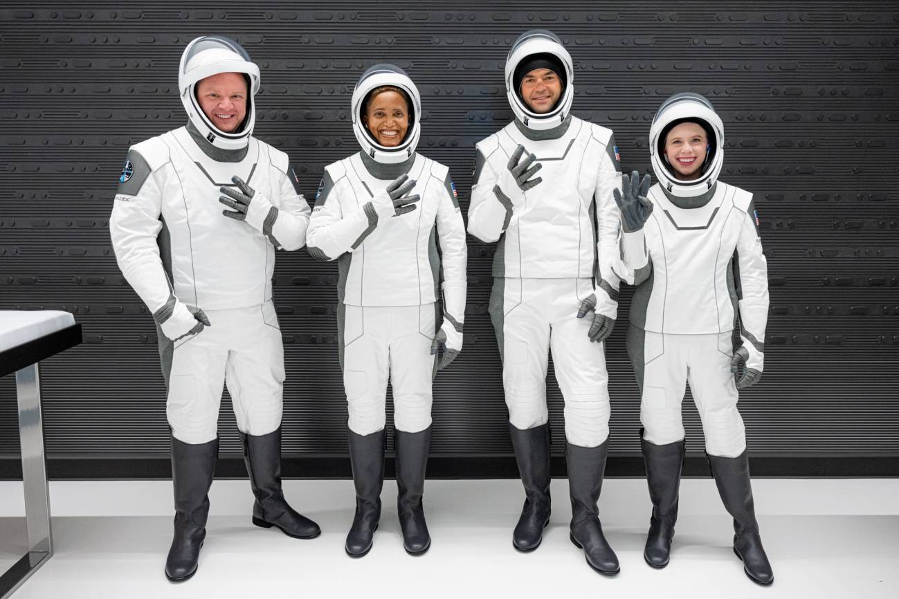 tripulación con traje espacial