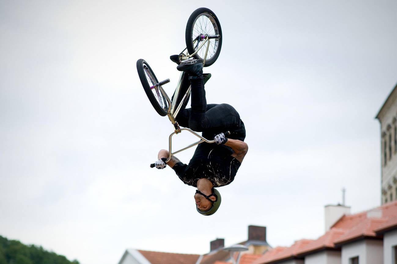 rider haciendo acrobacias