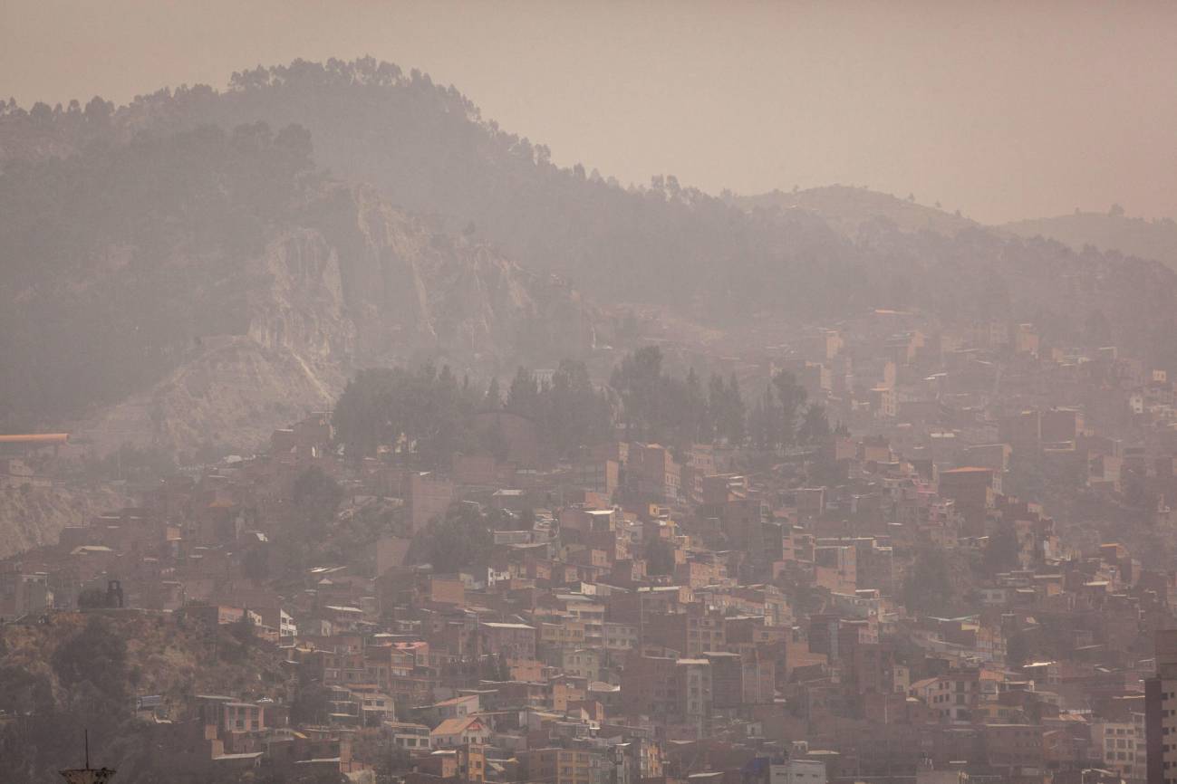 Fotografía de archivo una zona en la ciudad de La Paz (Bolivia) cubierta por una capa de humo ocasionada por los incendios. / EFE/Esteban Biba