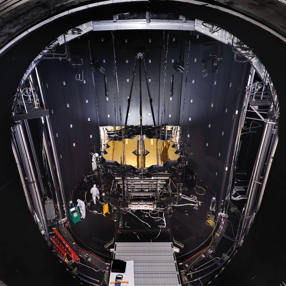 Cámara del Centro Espacial Johnson de la NASA en Houston. Los instrumentos científicos y los espejos del Webb están suspendidos para la fase de pruebas criogénicas de aproximadamente 100 días, que garantiza que todos los sistemas funcionen correctamente en un entorno frío y sin aire similar al del espacio. / Chris Gunn/NASA