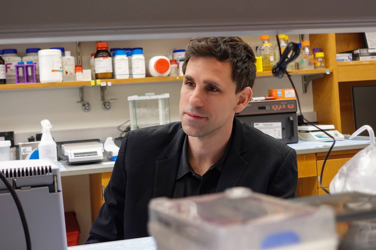 César de la Fuente, al frente del Machine Biology Group de la Universidad de Pensilvania, donde combina inteligencia artificial y biología para descubrir nuevos antibióticos.  / Tyger Williams/ Fundación Innovación Bankinter