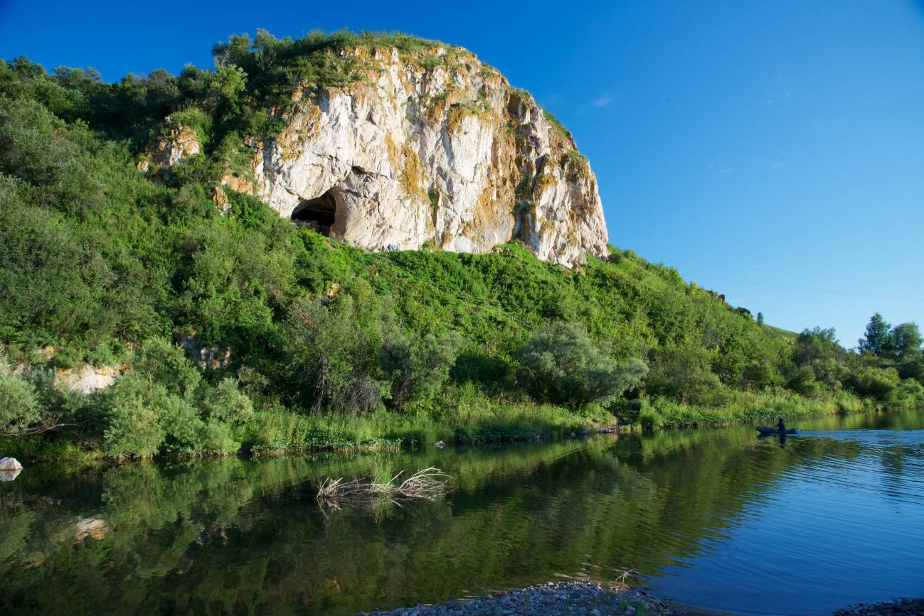 Vista del yacimiento neandertal de la cueva de Chagyrskaya, montes Altái, Rusia. / Wikipedia