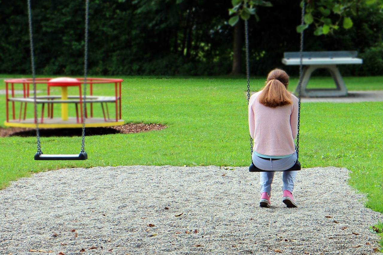 chica sola en un parque