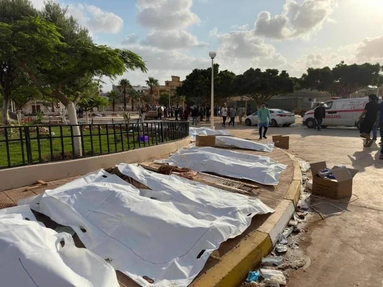 Cientos de cadáveres se amontonan en las orillas y en las plazas públicas de la ciudad de Derna, esperando ser trasladados a las morgues de los municipios vecinos. / EFE/Twitter Organización Mundial de la Salud
