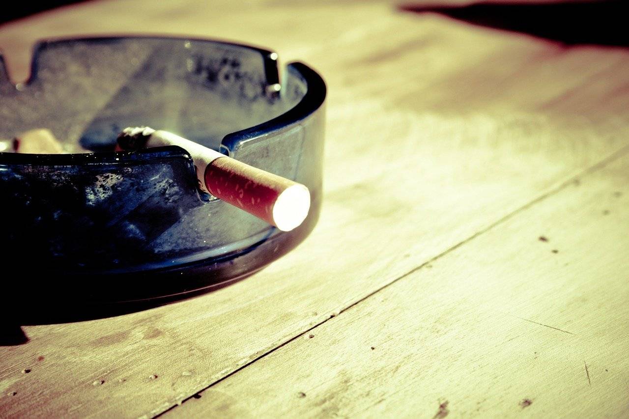 cigarro en cenicero