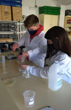 imagen de Como auténticos científicos, los alumnos del IES Ximén d'Urrea realizaban experimentos sobre el cambio climático
