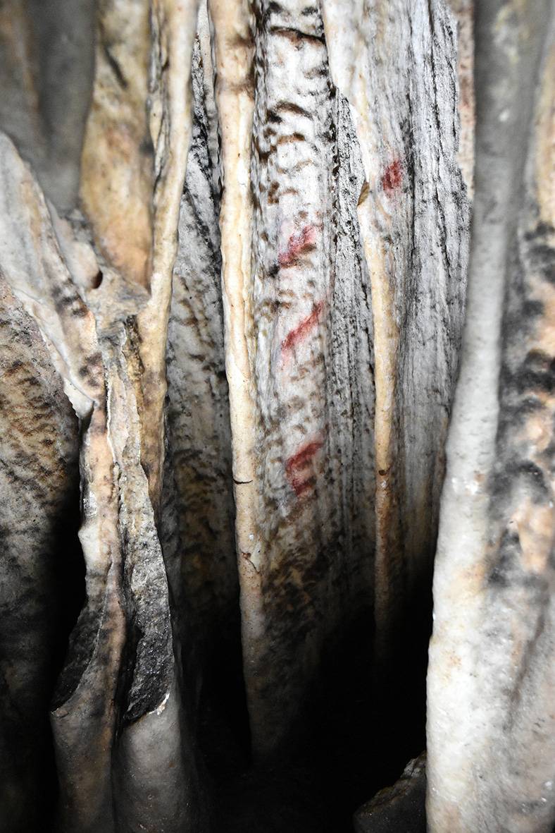 Detalle de las marcas rojas de la cueva de Ardales
