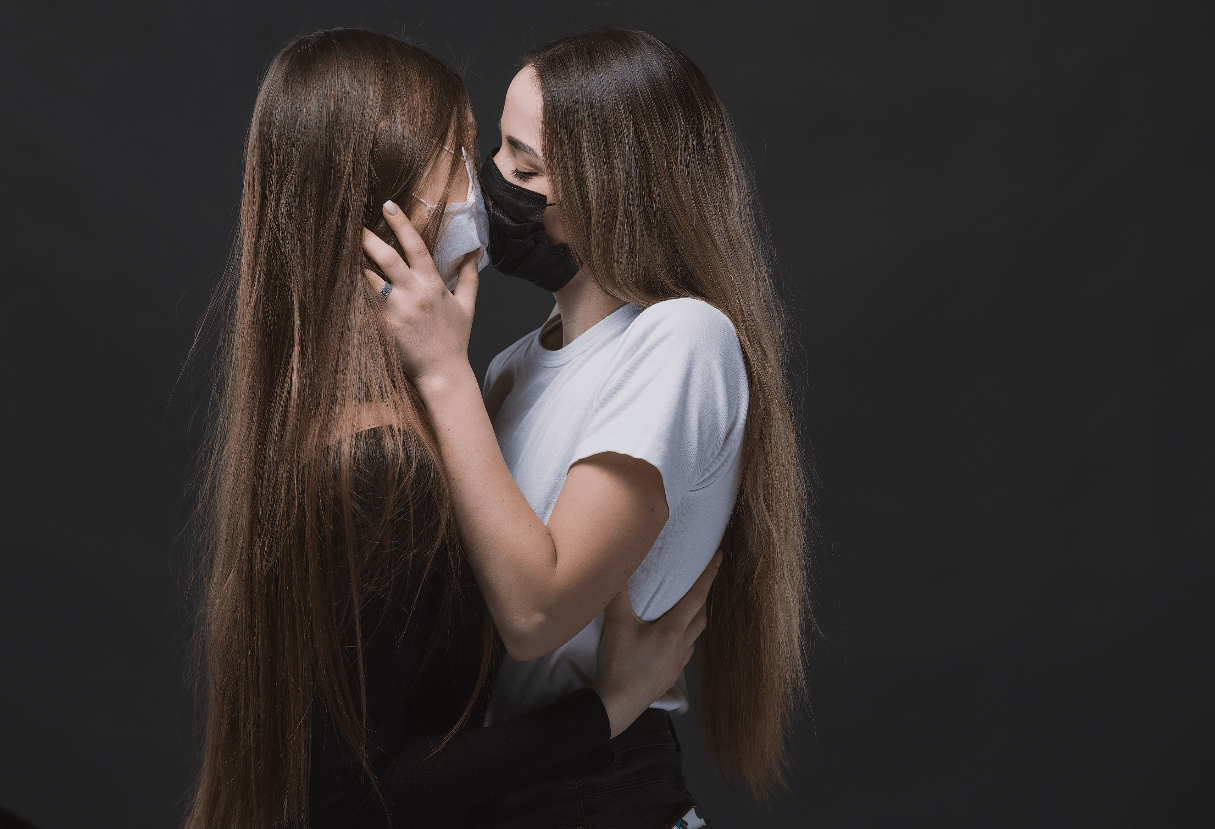 dos chicas besándose