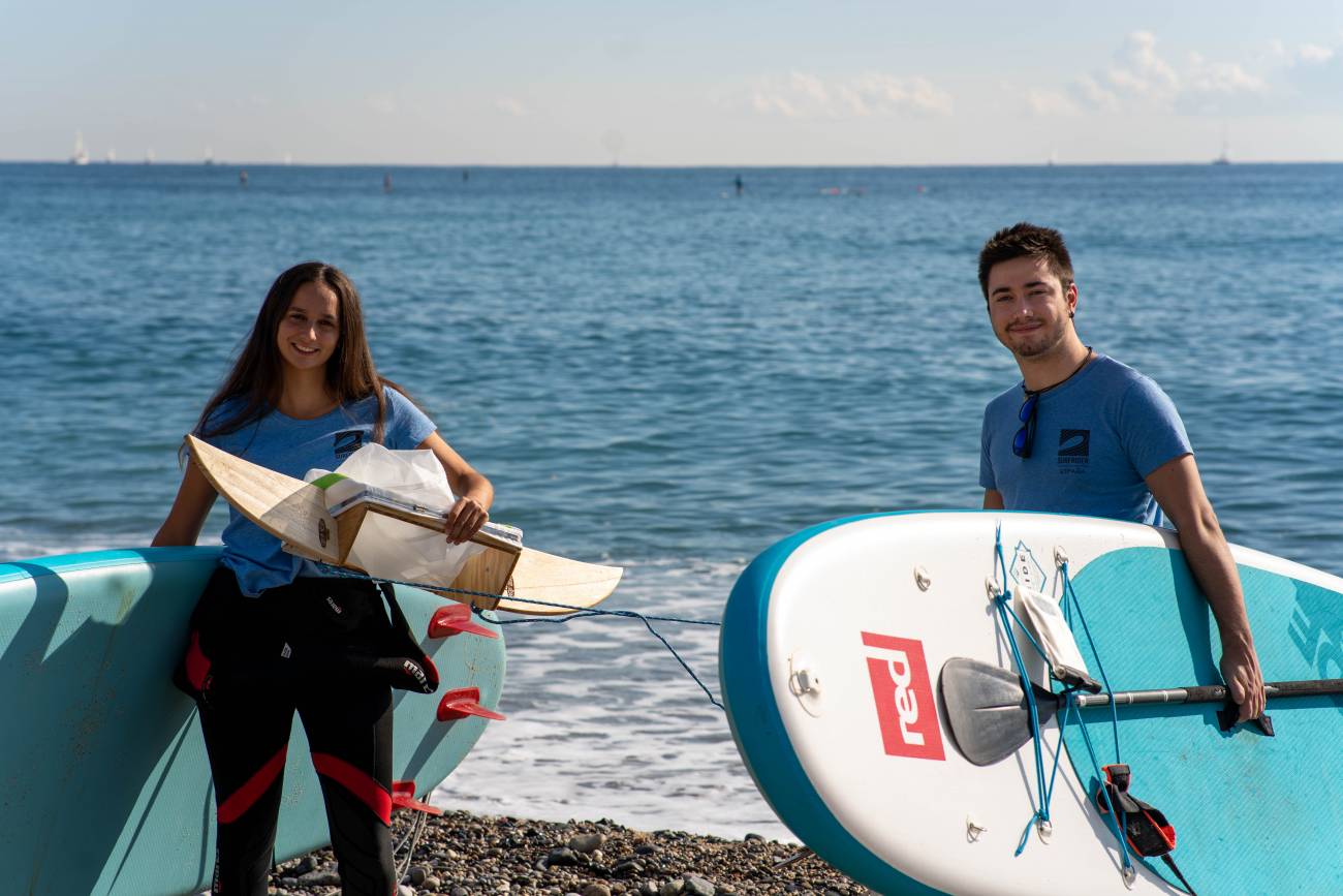 Sara Higueras Guillén y un compañero voluntario. / Surfing for Science