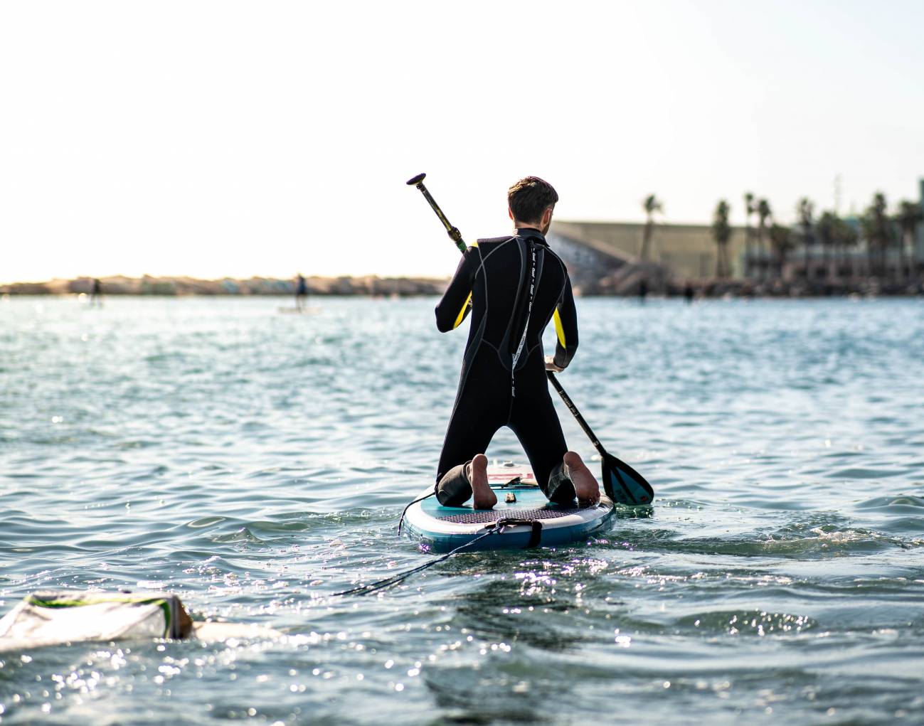 Uno de los voluntarios sobre la tabla. / Surfing for Science