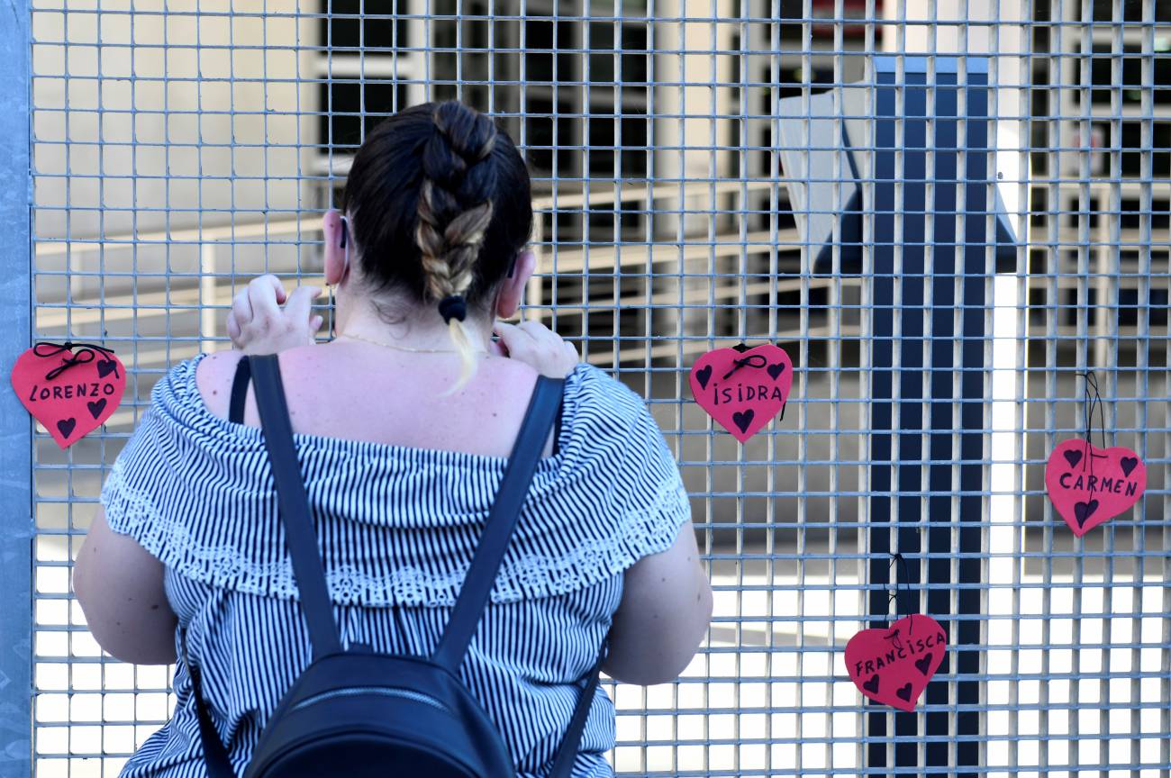 Familiares de residentes fallecidos en la residencia Adolfo Suárez de Madrid les rinden un homenaje colocando símbolos elaborados por ellos mismos en las inmediaciones del centro, acompañados por miembros de la Plataforma por la Dignidad de las Personas Mayores en Residencias (Plagdimare). EFE/Víctor Lerena