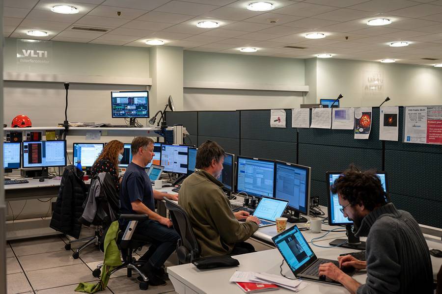 El equipo de Stefan Gillessen (de verde) utiliza el instrumento GRAVITY del VLTI. / Alejandro Muñoz